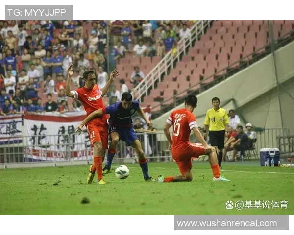 杭州足球队配合引发热议球迷对战术选择和球员默契提出质疑 杭州足球队配合引发热议球迷对战术选择和球员默契提出质疑